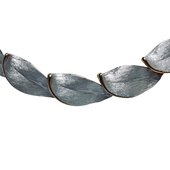 Vintage Gold Tone With Silver Tone Leaf Links Necklace & Clip On Earrings (5873) - Picture 4 of 10